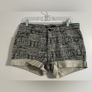 Graphic black and white women’s shorts / bulldog brand / size 29